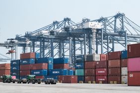 Les conteneurs de fret sont empilés au terminal de conteneurs internationaux de Jakarta dans le port de Tanjung Priok, Jakarta