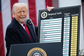 Le président américain Donald Trump détient un tableau tout en parlant lors d'un événement commercial «America America Riche» dans la Rose Garden à la Maison Blanche le 2 avril 2025 à Washington, DC.