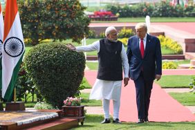 Le président américain Donald Trump (R) et le Premier ministre indien Narendra Modi arrivent pour une conférence de presse conjointe à Hyderabad House à New Delhi le 25 février 2020.