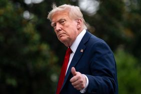 Donald Trump donnant un geste de pouce à l'extérieur