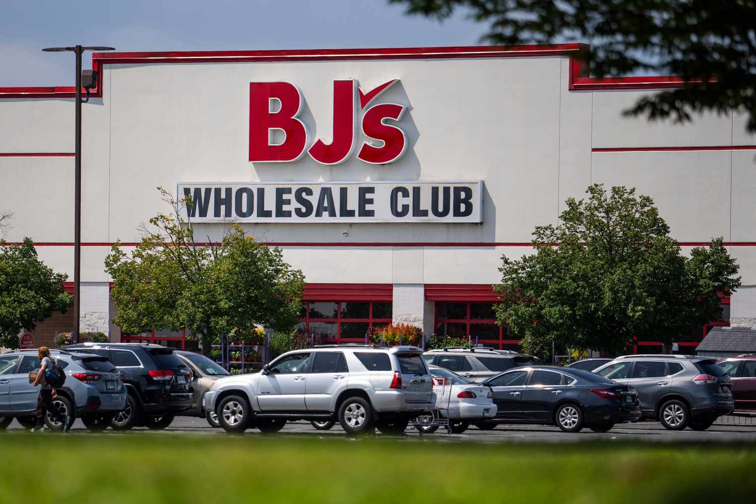 Comment la baisse des prix du carburant de la vente au détail aide à expliquer le stock de BJ vendredi