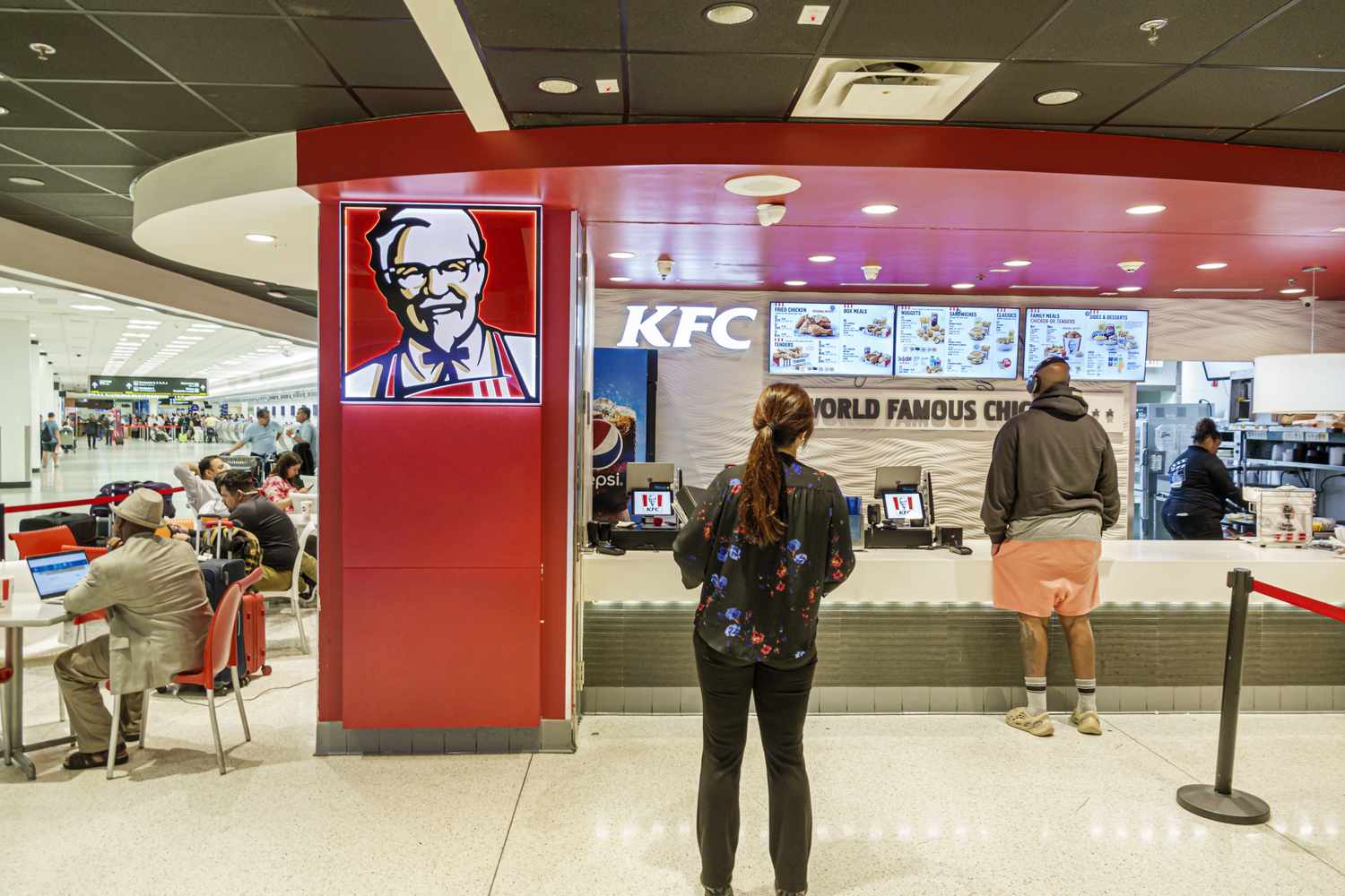 Les chaînes de restauration rapide s'affrontent alors que les «guerres de poulet frites» ragent