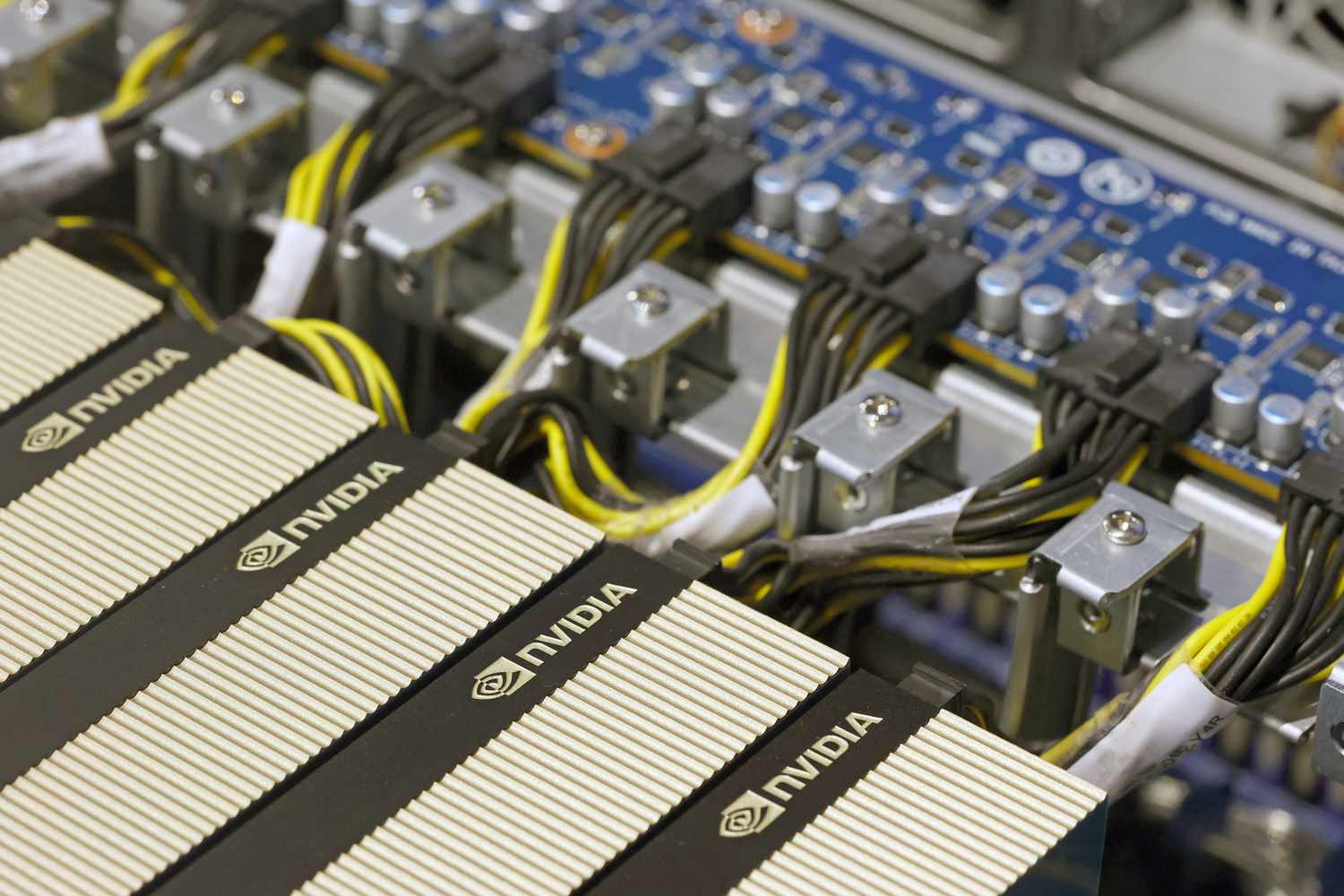 NVIDIA, Broadcom Lead Chip Stocks Bower au milieu des préoccupations de la Chine pour mettre fin à un mois solide