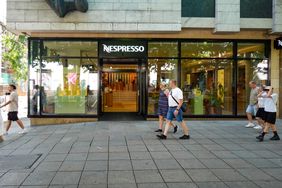 Les gens passent devant un magasin Nespresso.