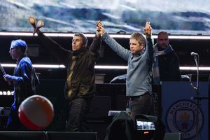 Liam Gallagher et Noel Gallagher se produisent sur scène à l'Oasis Live '25 - Concert de Toronto au Rogers Stadium le 24 août 2025 à Toronto, en Ontario