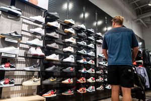 Une personne parcourant des chaussures exposées dans un magasin de détail