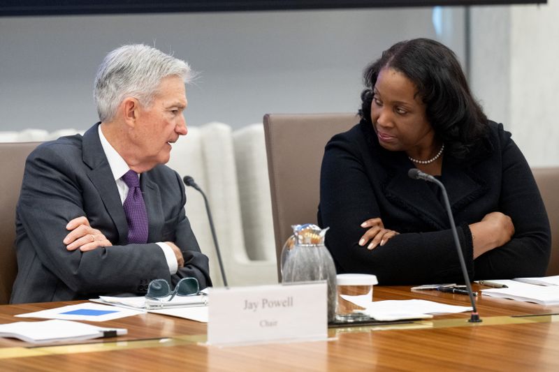 Le président de la Réserve fédérale des États-Unis, Jerome Powell, s'exprime avec Lisa Cook, membre du conseil des gouverneurs de la Réserve fédérale, alors qu'il préside une réunion ouverte du conseil fédéral de la Réserve discutant des révisions proposées aux normes de rapport de levier supplémentaires du conseil d'administration au bâtiment du Federal Reserve Board à Washington, DC, le 25 juin 2025.
