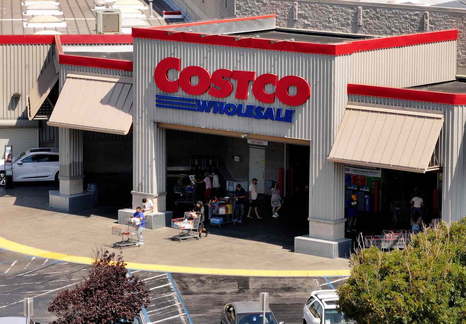 Les revenus de Costco arrivent. Des analystes aiment le stock, mais attendez-vous à la volatilité à venir.
