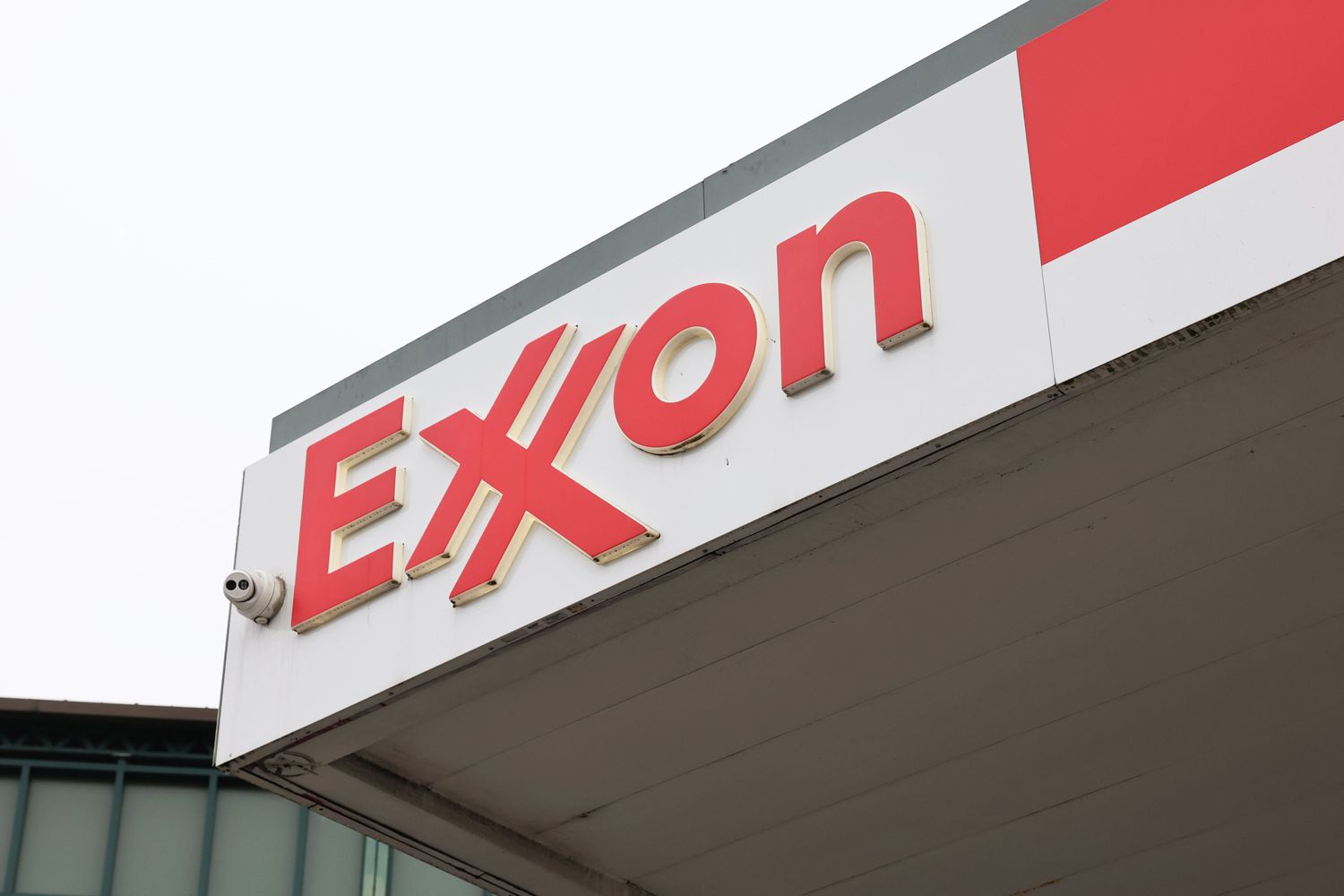 Exxon Mobil licencie 2 000 travailleurs, consolidant les opérations mondiales