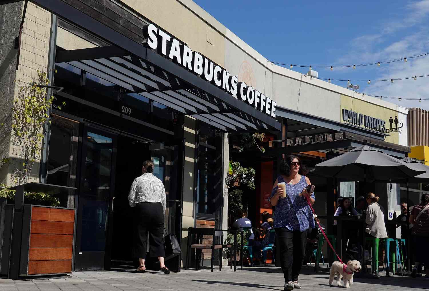 Starbucks a fermé plus de 450 magasins cette semaine - est votre emplacement préféré sur la liste?
