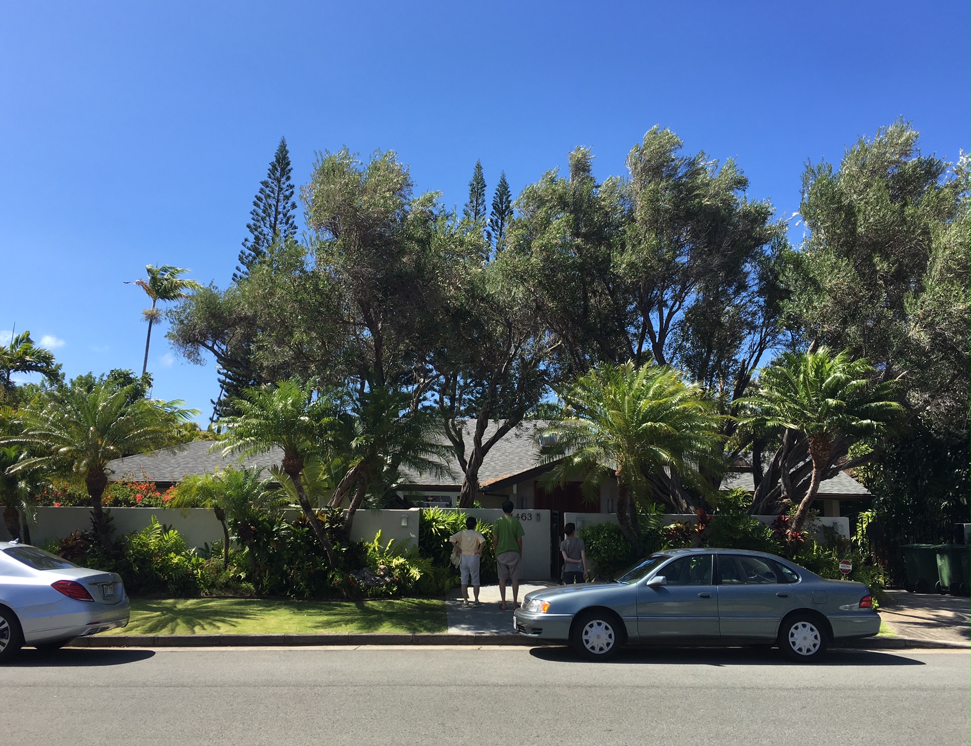 1998 Toyota Avalon s'est garé devant une maison de rêve potentielle à Kahala.