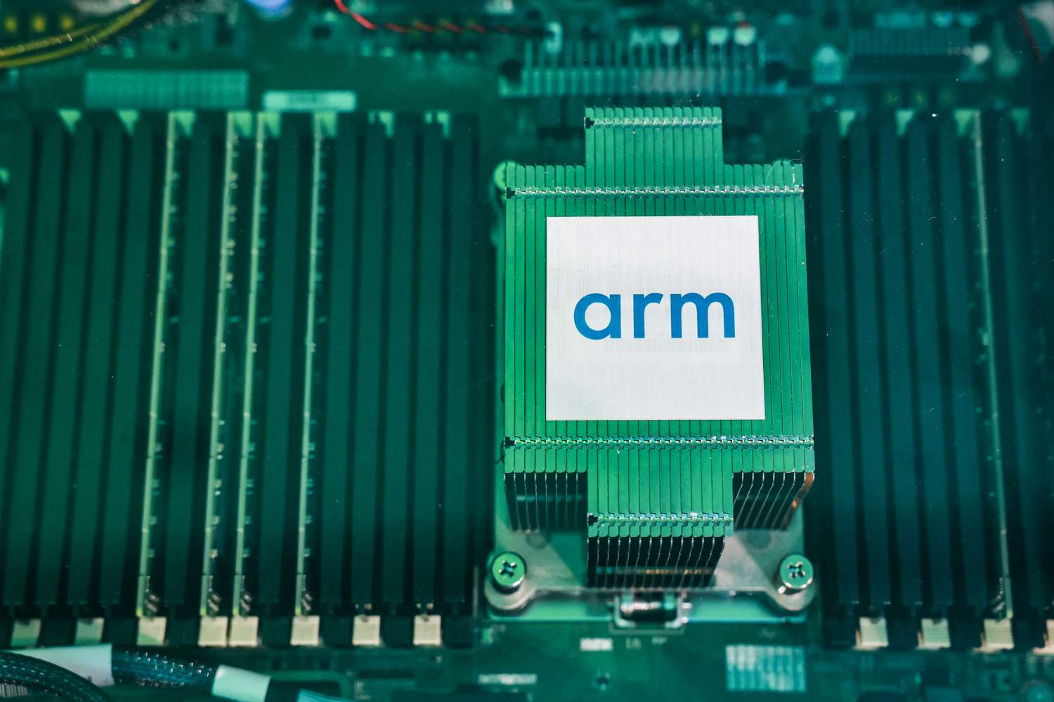 Combien les investisseurs devraient-ils lire dans l'accord Nvidia-Intel? Voici ce que pensent les analystes