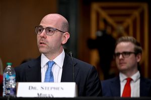Stephen Miran, président du Conseil des conseillers économiques et candidat au gouverneur de la Réserve fédérale des États-Unis pour le président américain Donald Trump, lors d'une audience de confirmation du Comité des banques, du logement et des affaires urbaines du Sénat à Washington, DC, États-Unis, le jeudi 4 septembre 2025.