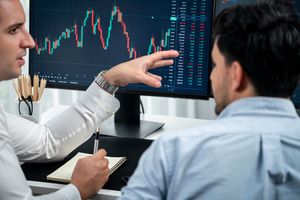 Les commerçants spéculant sur les momentions du marché.