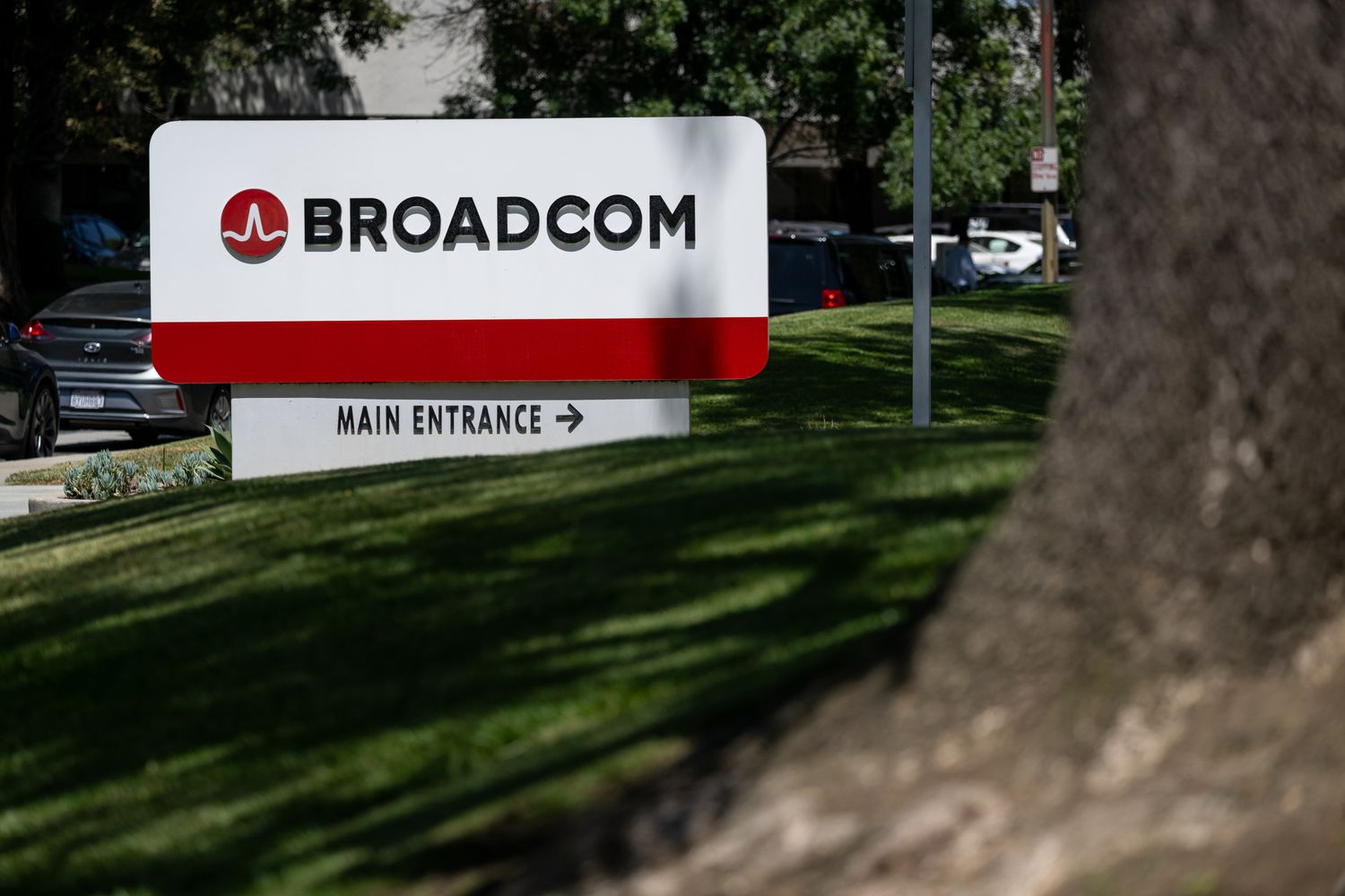 Les revenus de Broadcom atteignent un record de forte demande d'IA