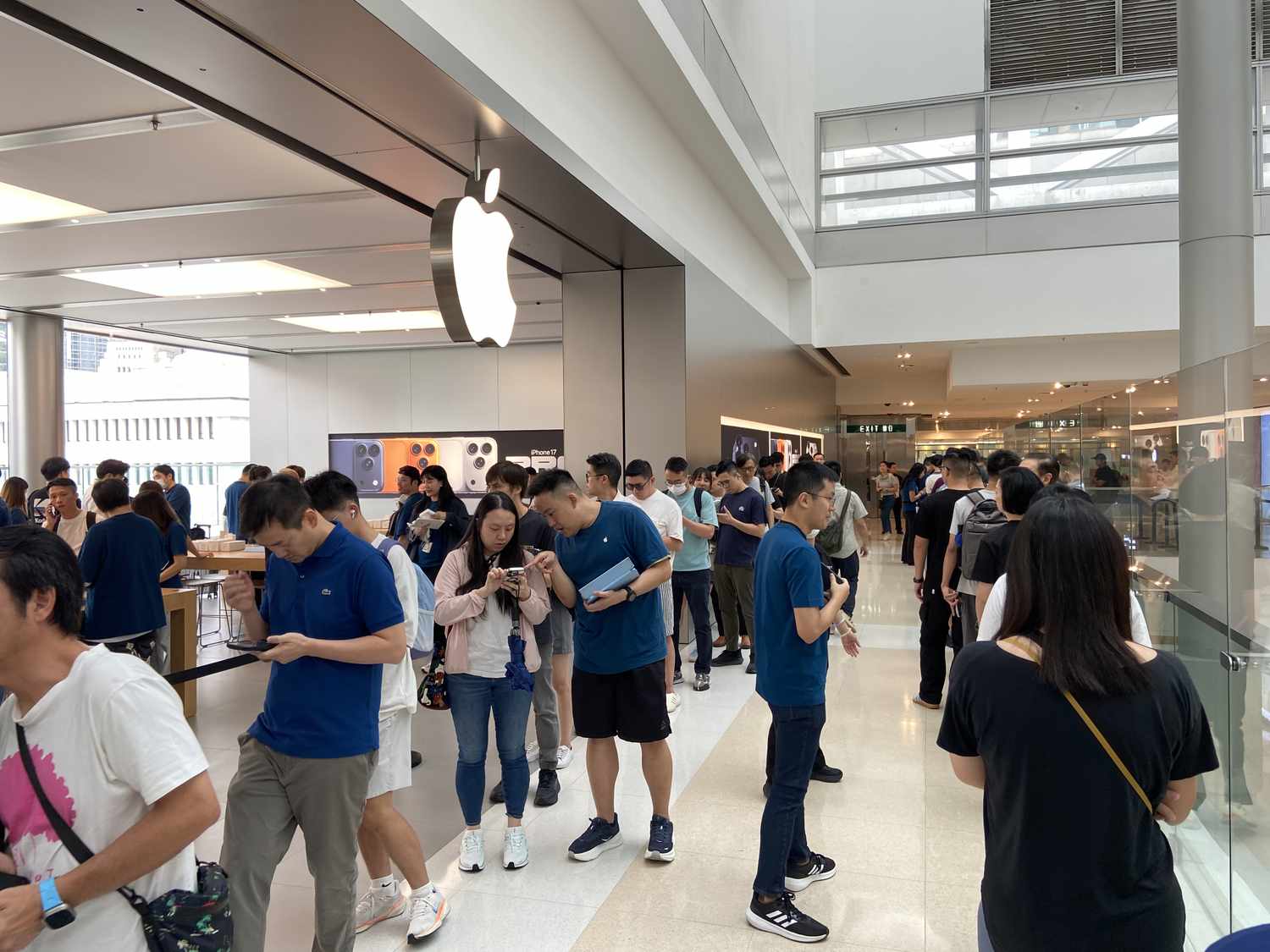 L'iPhone 17 d'Apple est en vente dans le monde entier avec une forte demande signalée de modèles pro