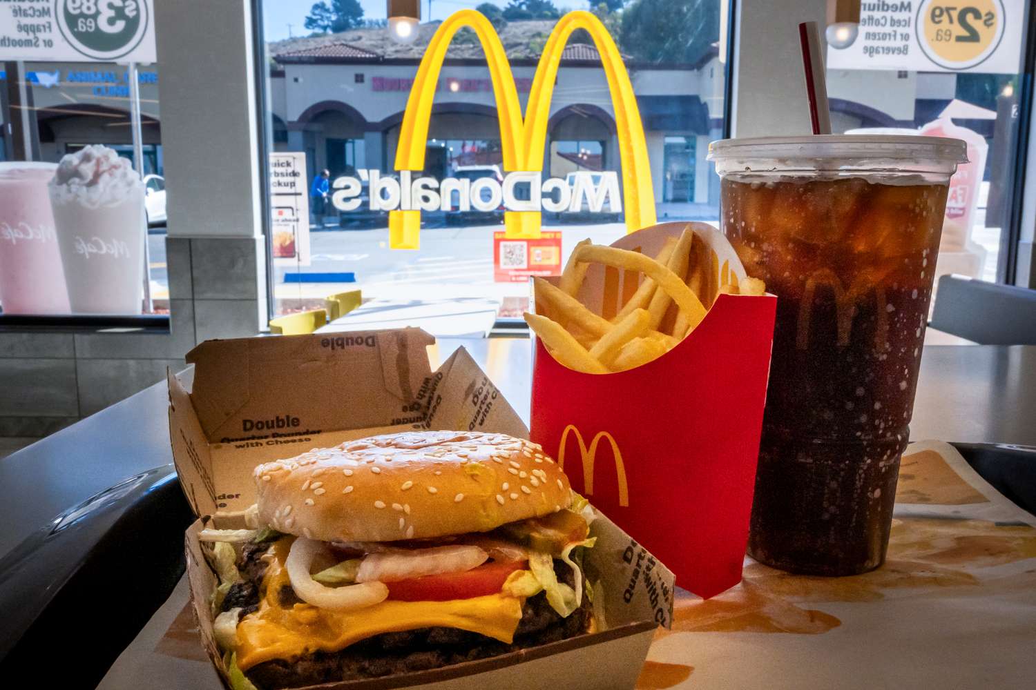 McDonald's ravive le repas de valeur supplémentaire. La compétition de restauration rapide pourrait suivre