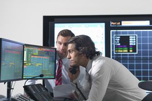 Traders financiers avec des écrans