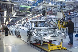 Travailleurs sur la chaîne de production automobile en usine de voitures.