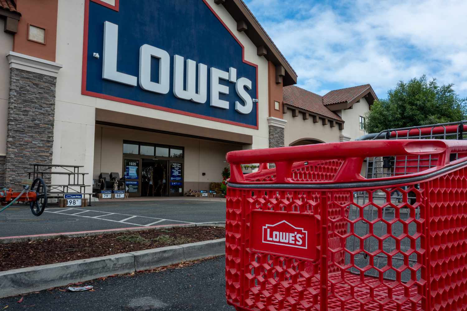 Les actions de Lowe's bondissent après les bénéfices. Voici pourquoi ses résultats étaient différents de ceux de Home Depot.