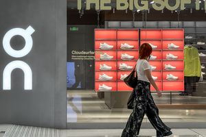 Une personne passe devant un magasin On Holding à Chongqing, en Chine, en septembre 2025.