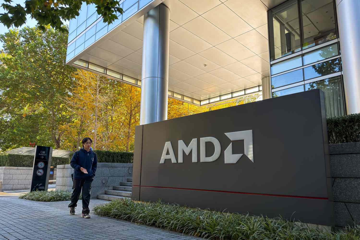 Lisa Su, PDG d'AMD, a déclaré que la demande en IA était « insatiable ». Le stock du fabricant de puces s'envole