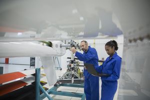 Mécanique d'hélicoptère avec pièce de réparation d'ordinateur portable