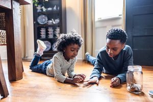 Deux enfants comptent le changement