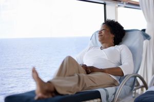 Femme en croisière se prélassant sur une chaise longue.