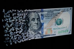 Désintégration d'un billet de 100 dollars américains