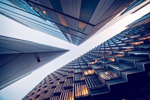 regardant les gratte-ciel du quartier financier de Londres