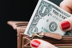 Dépenser quelques dollars ici et là ne semble pas avoir d'effet sur vos objectifs financiers à long terme, mais ces achats fréquents à faible coût peuvent s'accumuler assez rapidement si rien n'est fait. Il serait sage de vous rappeler qu’un dollar d’aujourd’hui vaut plus qu’un dollar de demain.