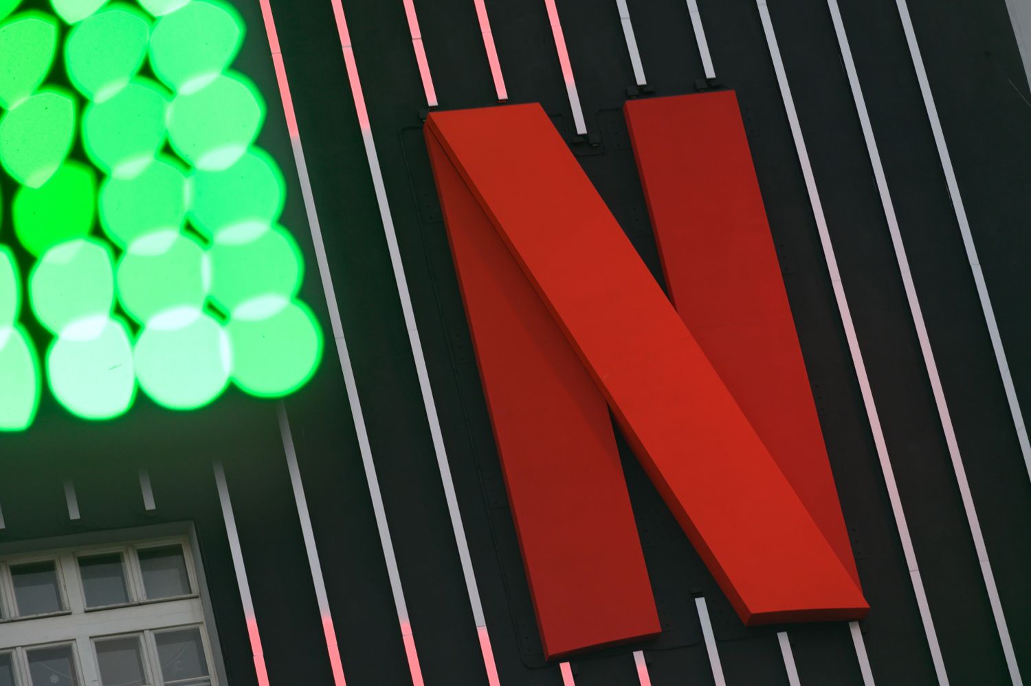 Netflix pourrait-il investir plus d'argent dans son accord avec Warner Bros. Les investisseurs se demandent