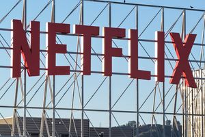 Le logo Netflix est visible sur un panneau au-dessus des bâtiments.