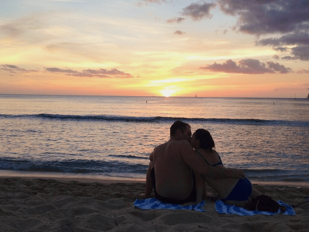 S'embrasser au coucher du soleil - Comment empêcher votre homme riche de s'égarer