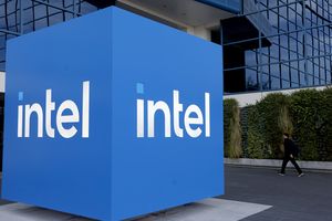 Le logo Intel est affiché sur un panneau devant le siège social d'Intel à Santa Clara, en Californie.