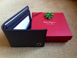 Rejeter les cadeaux de Noël coûteux : admirable ou insultant ? - Portefeuille Salvatore Ferragamo