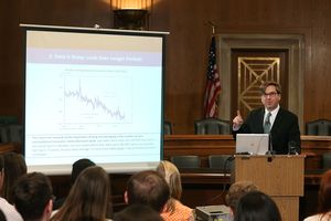 Le président du Conseil des conseillers économiques, Jason Furman, discute du rapport sur l'emploi