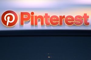 Le logo Pinterest rouge est visible sur un mur blanc.