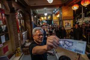 Jensen Huang, PDG de Nvidia, tenant un billet de banque à Taïwan le 31 janvier 2026.