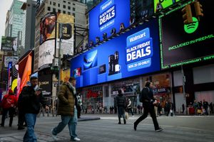 Les publicités Walmart sont diffusées dans la section Times Square de New York.