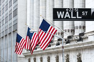 Bourse de New York avec le panneau de rue Wall St devant