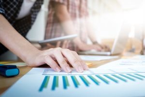 Gros plan de la main d'un analyste commercial