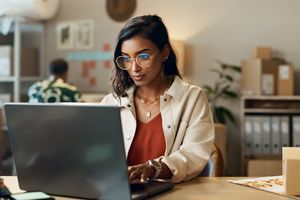 Travailleur à l'ordinateur