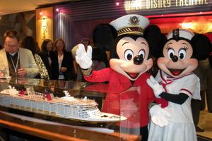 Mickey Mouse, Minnie Mouse et le modèle du Disney Dream lors de l'événement Disney Dream Preview