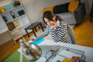 Locataire calculant l'impact des paiements de loyer sur sa cote de crédit actuelle.