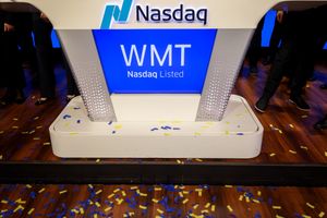 Logo de Walmart sur le NasdaqMarketSite à New York, le 9 décembre 2025.