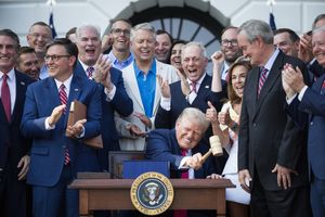 Le président Donald Trump signe le HR 1 : « One Big Beautiful Bill » depuis la pelouse sud de la Maison Blanche le jour de l