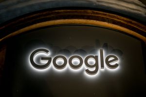 Une image du logo de Google en lumière blanche sur un fond sombre.