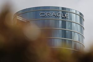 Le logo Oracle est affiché sur un bâtiment d'un campus Oracle.